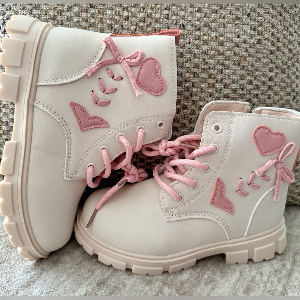 NWOT Girls Pink Heart Boots